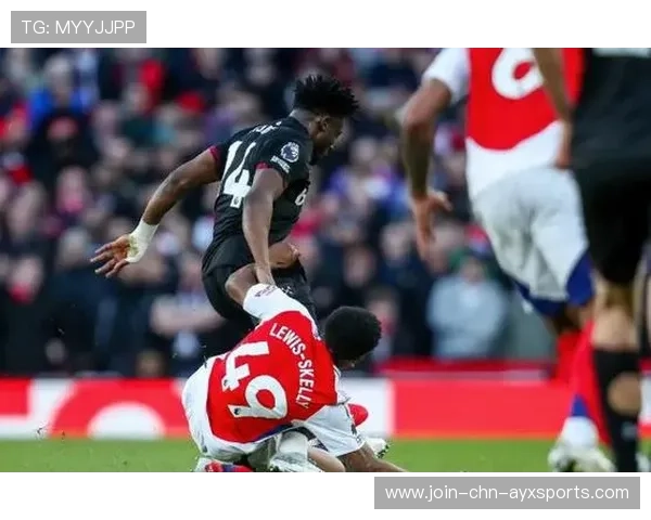 西汉姆合练中鲍文连续完成左脚远端传球弧度完美